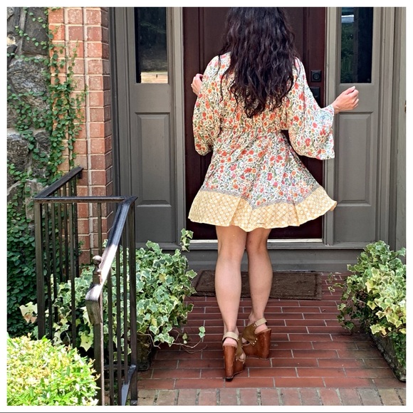 ✨LAST ONE ✨Beautiful kimono style deep V dress - Picture 2 of 6